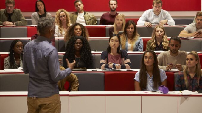 ハーバード大学 lecture young students stair seats many