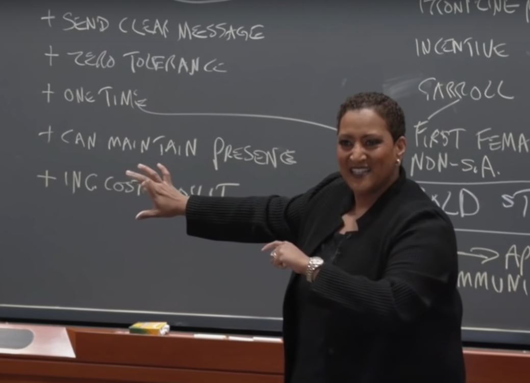 英語　ハーバード　MBA　Harvard lecture - professor close up 1