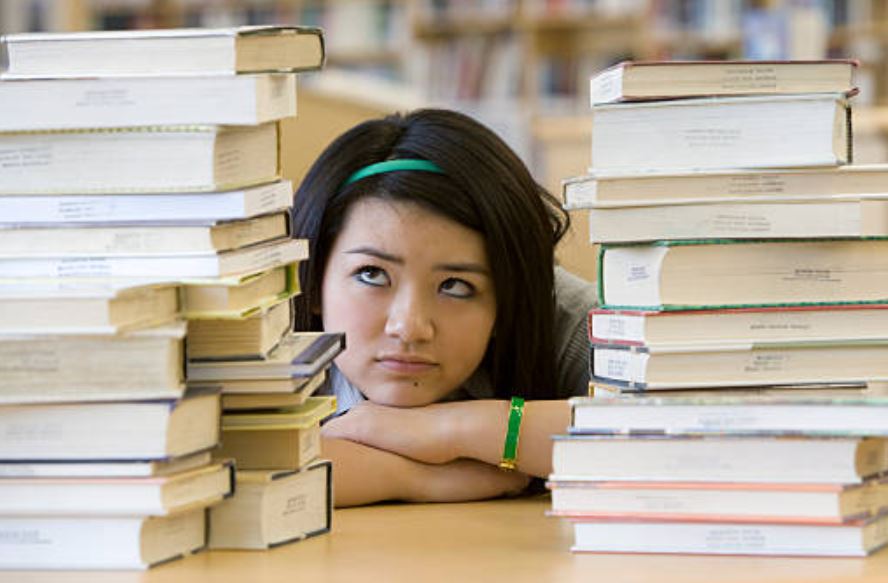 英語　学習　ビジネス　piles of books girl library