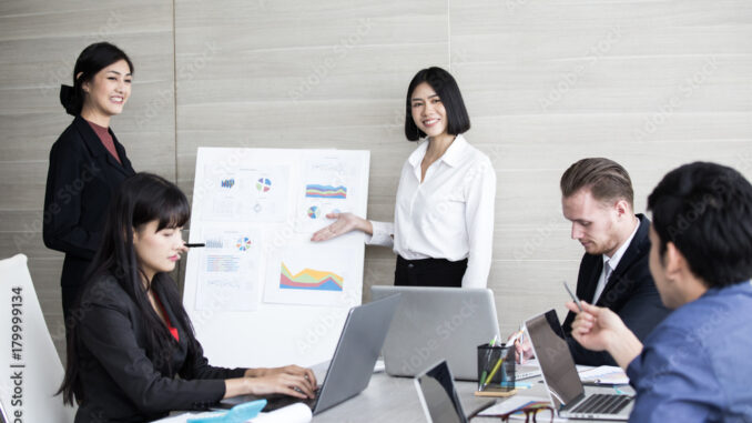 presentation 4 women 1 man colorful 英語　ビジネス