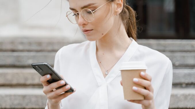 英簿　ビジネス　woman cellphone foffee white shirt glasses