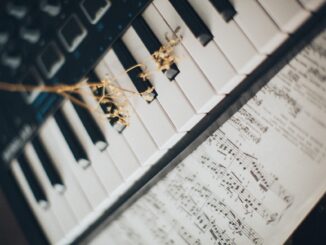 英語　コンサルティング　ビジネス　piano keyboard music sheet dry flower