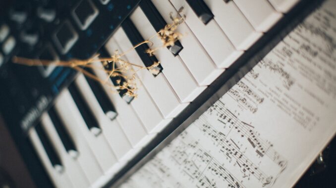 英語　コンサルティング　ビジネス　piano keyboard music sheet dry flower