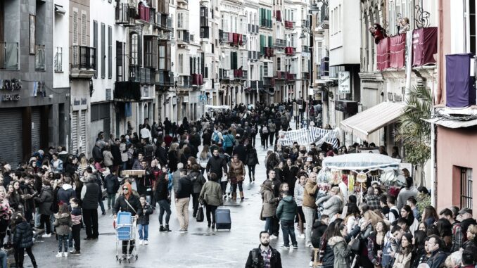 英語　ビジネス　コンサルティング　spain-street-man-people-seasonal-event-1