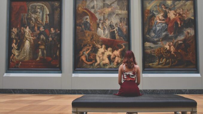 英語　ビジネス　コンサルティング　woman in museum